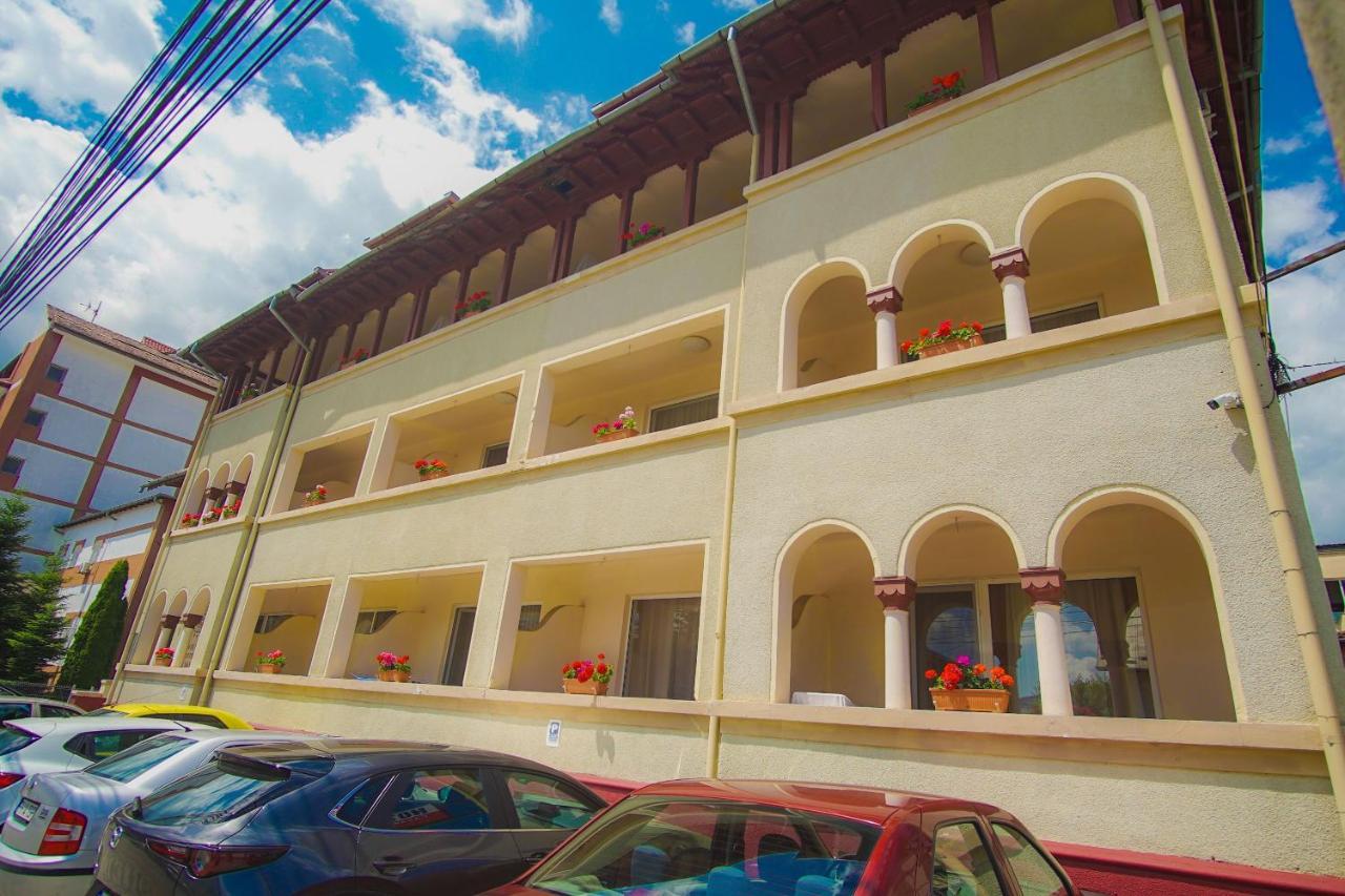Hotel Turist Pucioasa Exterior foto